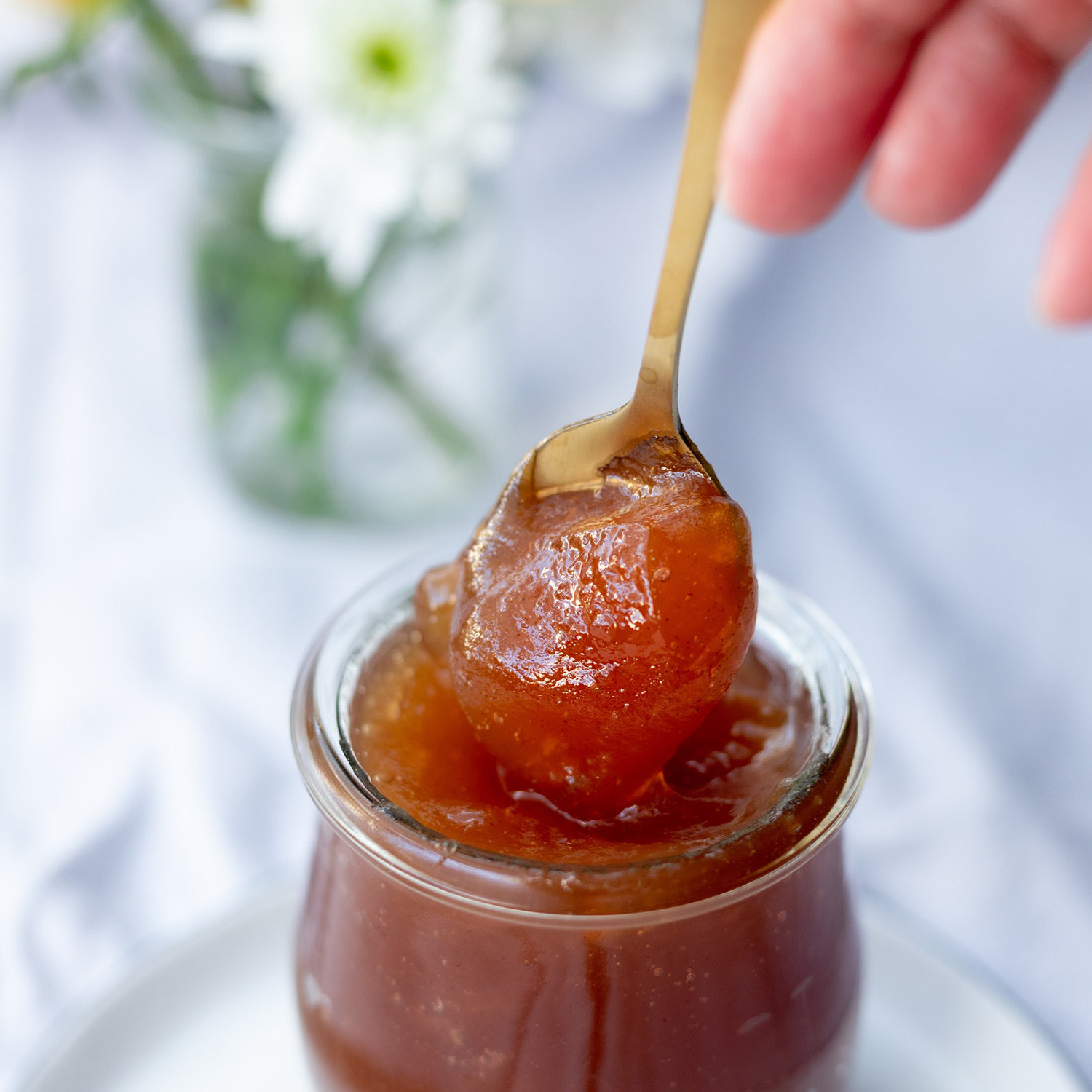 Abbiamo deciso di dotarci di un laboratorio di trasformazione aziendale perchè questo ci permette di:  Lavorare frutta e verdura appena colta mantenendo quindi inalterate tutte le caratteristiche nutritive e di gusto del prodotto fresco.  Accorciare la filiera produttiva riducendo quindi i trasporti e gli accumuli, cosa che permette di conseguenza un minor consumo di combustibili fossili ed energia elettrica. Da ciò consegue una riduzione delle emissioni di CO2.  Aver maggior controllo di tutte le fasi di lavorazione quindi maggiore sicurezza della salubrità del prodotto finale.  Eliminare il ricorso a conservanti, coloranti ecc